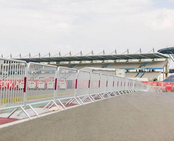 Crowd control safety barriers